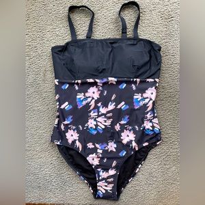 NWT Molybell Women’s Swimsuit. 1-Piece!!